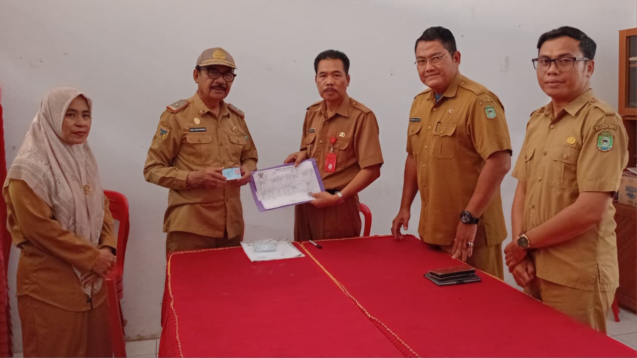 Dukcapil Poso Dukung Transmigrasi melalui Penyerahan Dokumen Kependudukan